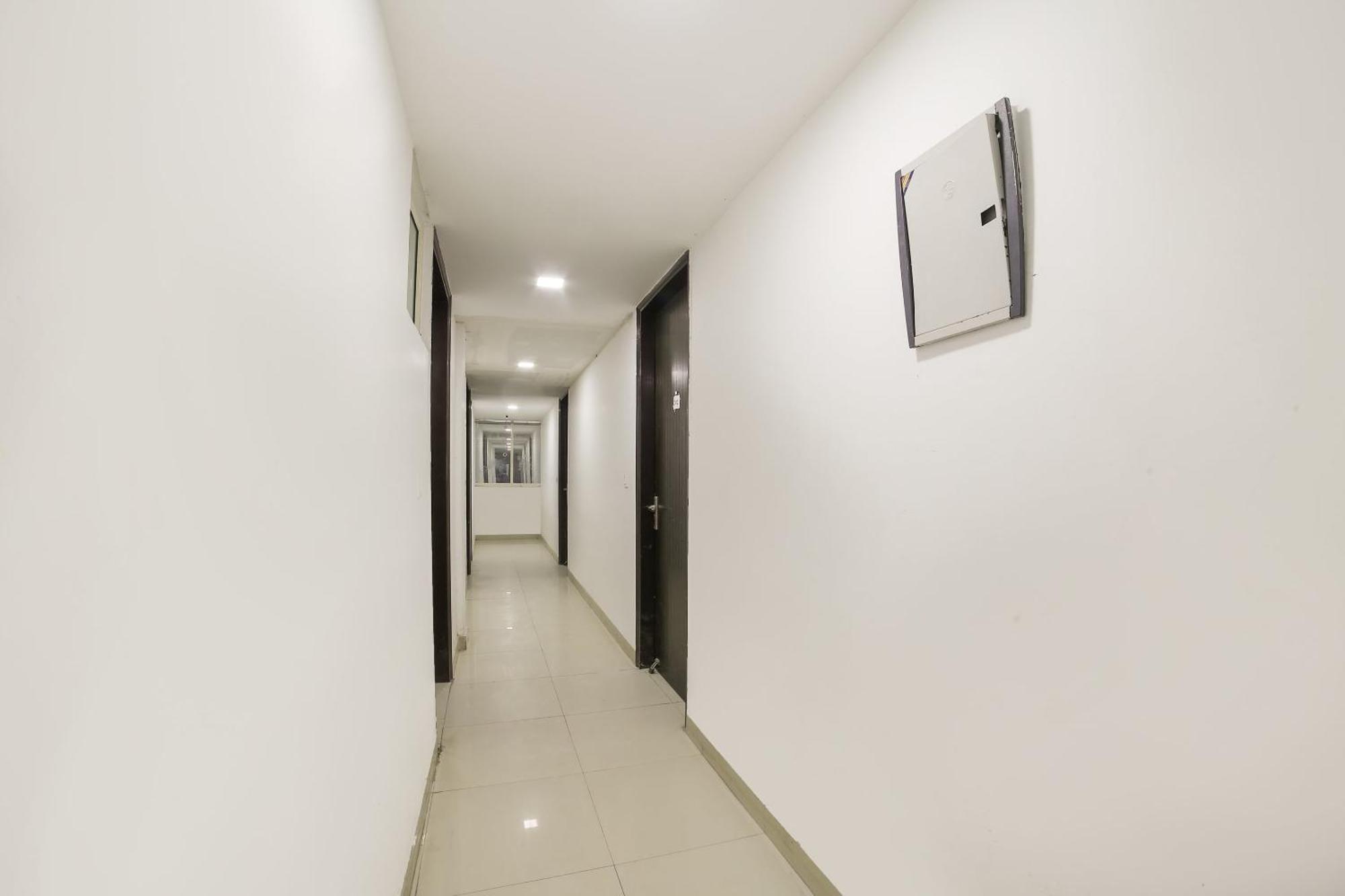 My Comfortable Hotel New Delhi Buitenkant foto