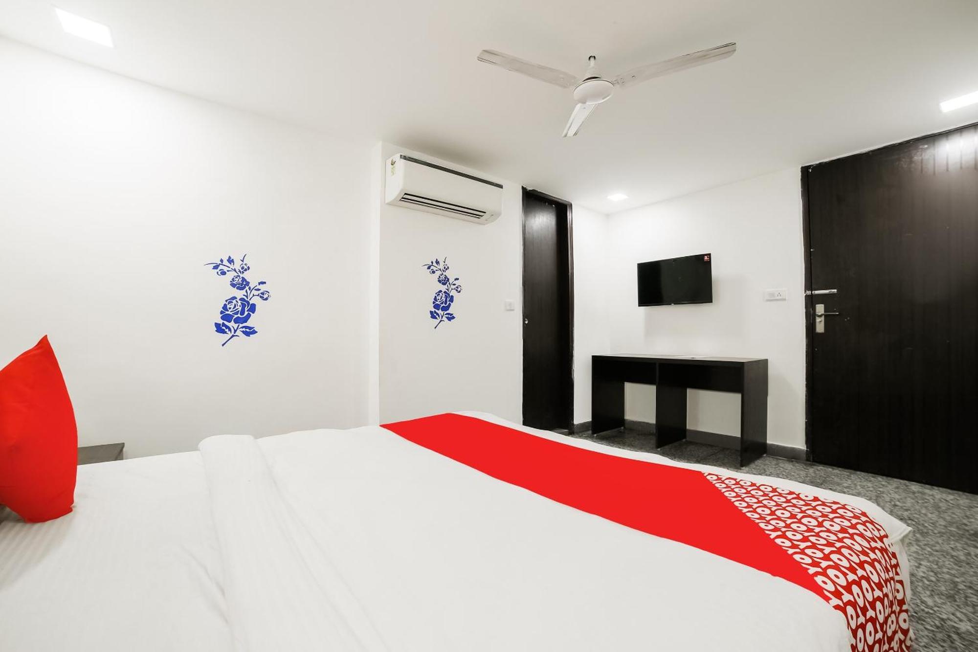 My Comfortable Hotel New Delhi Buitenkant foto