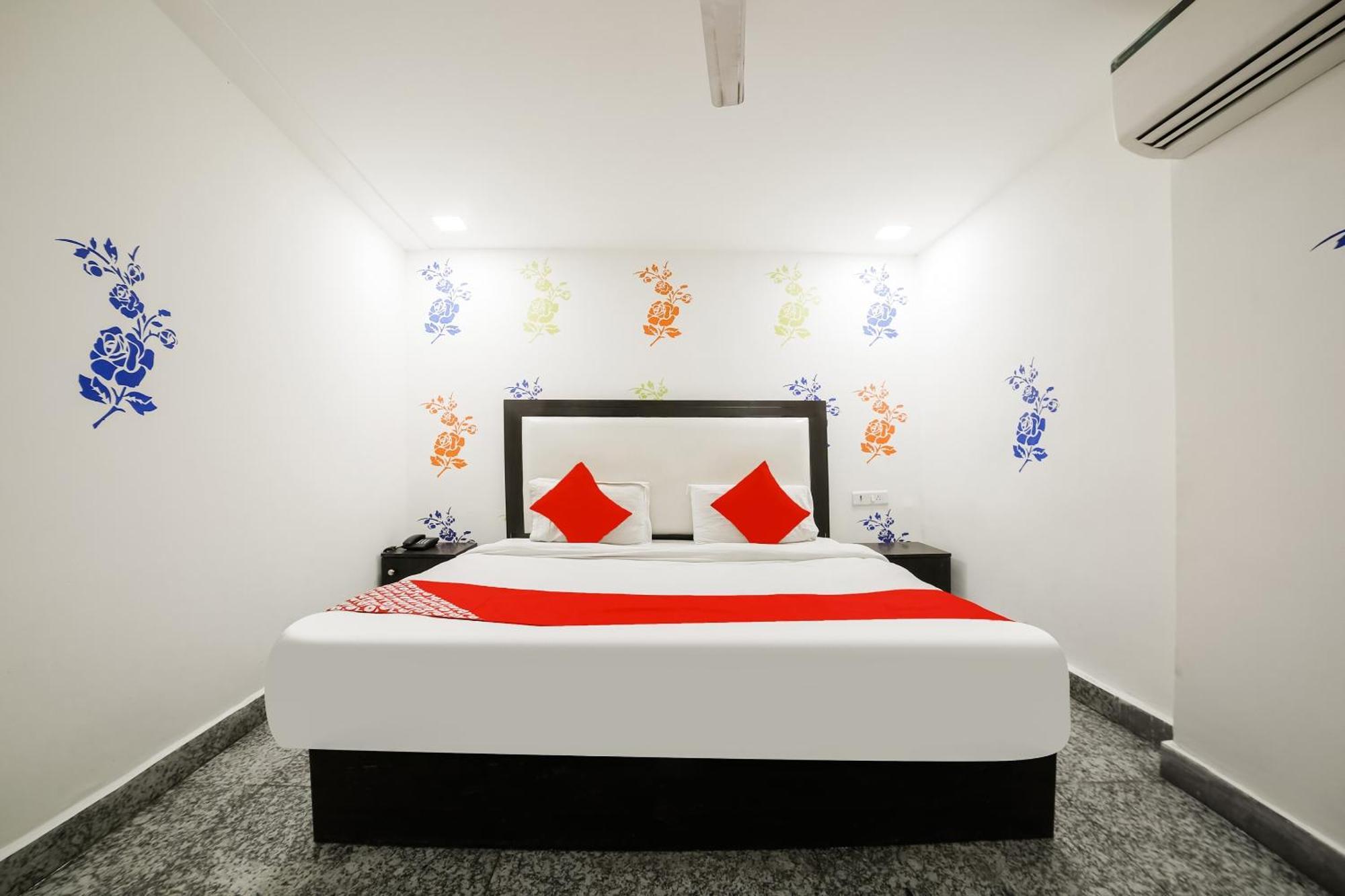 My Comfortable Hotel New Delhi Buitenkant foto
