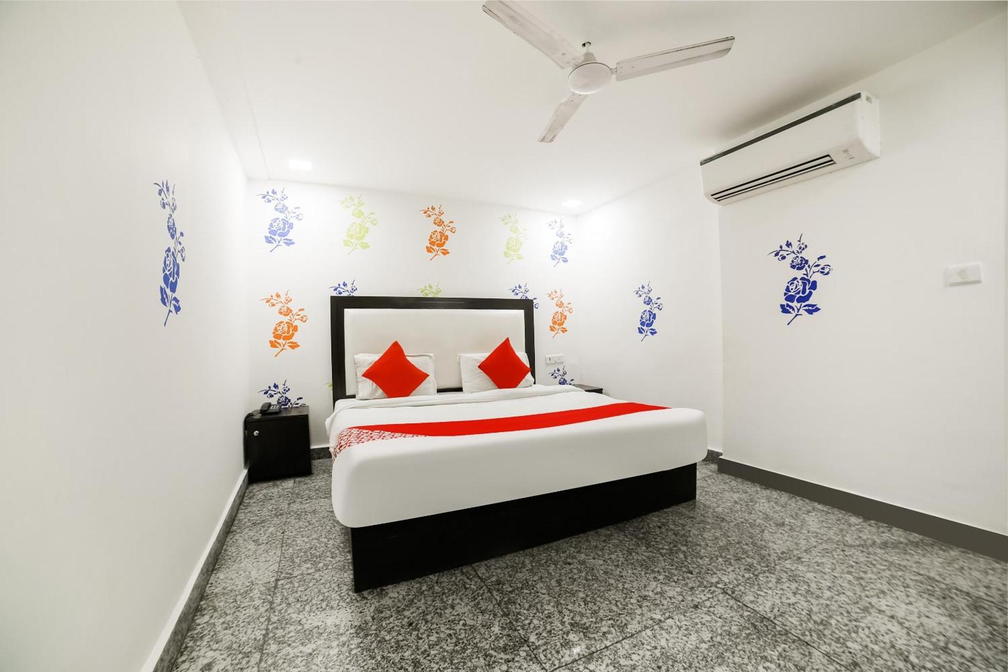 My Comfortable Hotel New Delhi Buitenkant foto
