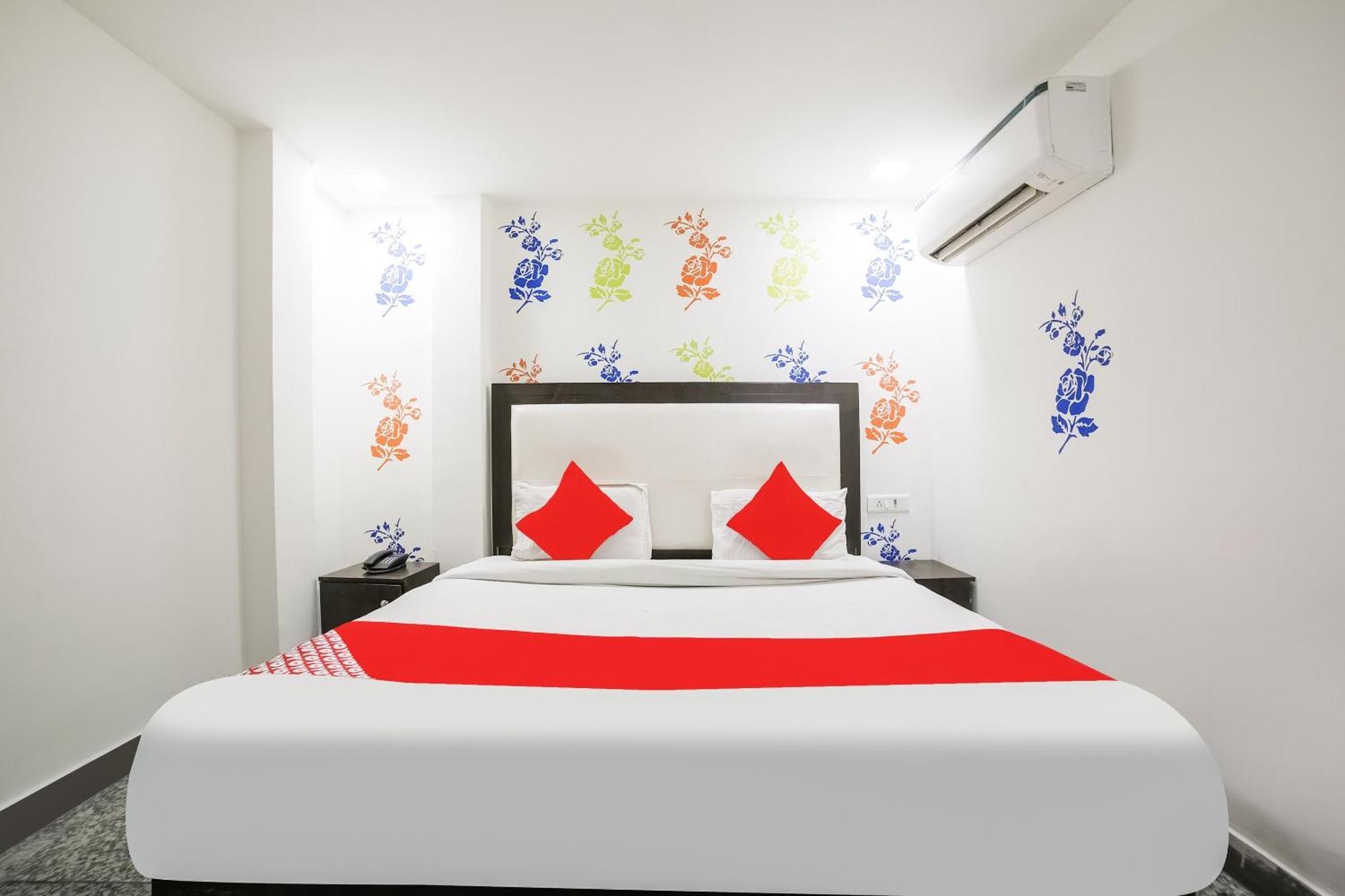 My Comfortable Hotel New Delhi Buitenkant foto