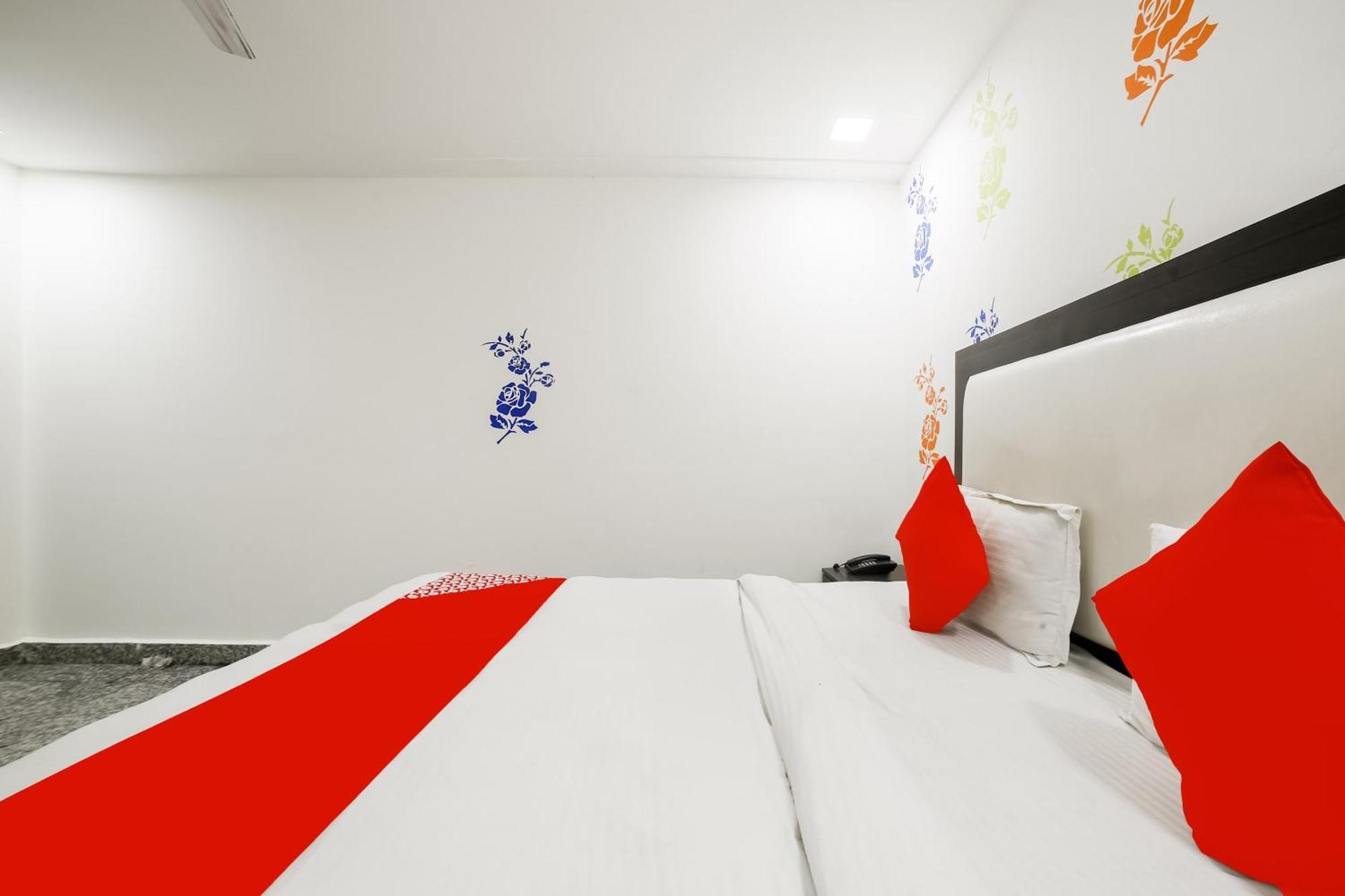My Comfortable Hotel New Delhi Buitenkant foto