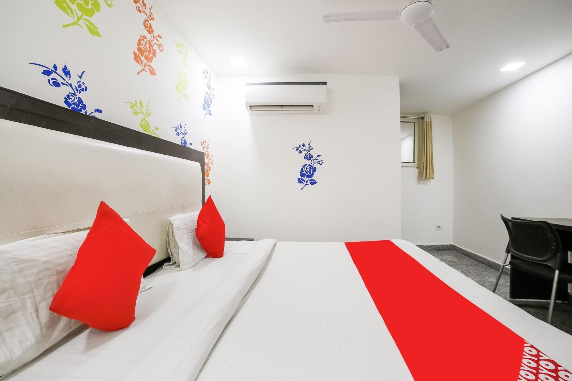 My Comfortable Hotel New Delhi Buitenkant foto