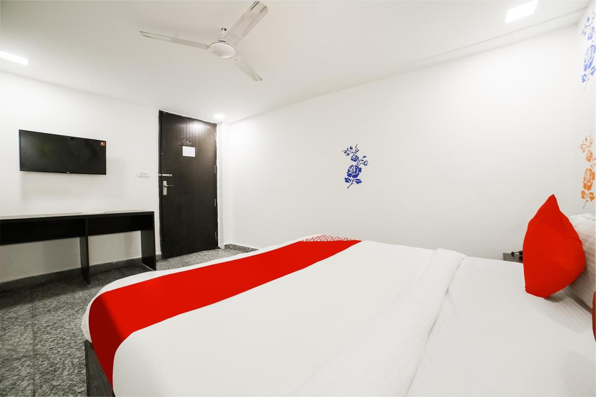 My Comfortable Hotel New Delhi Buitenkant foto